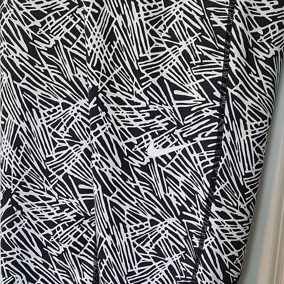 Nike Pro Monochrome Black & White Pattern Capri Leggings Women Size Medium - Picture 5 of 5